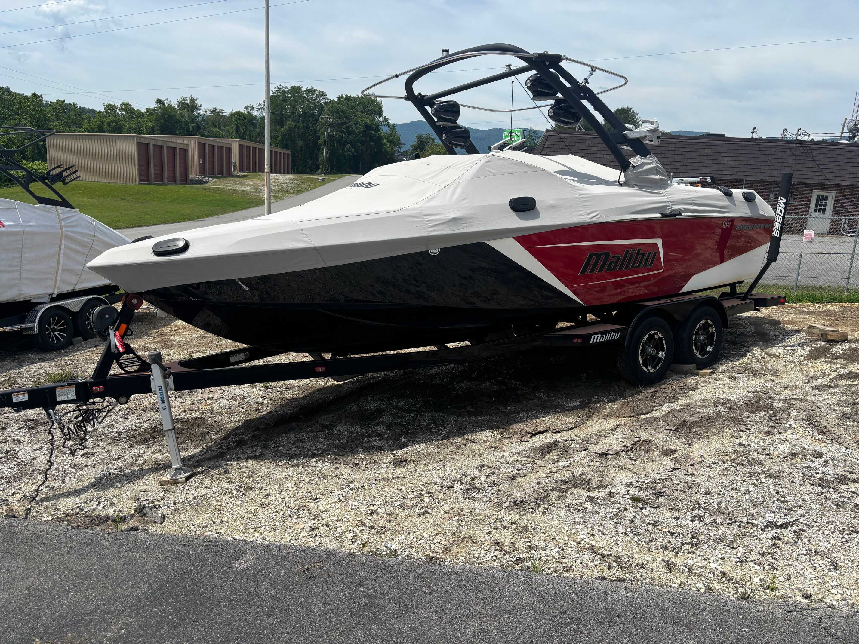 2019 Malibu 23 LSV - Image 1