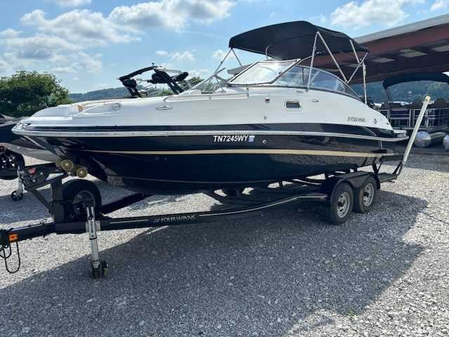 Four Winns Deck Boat