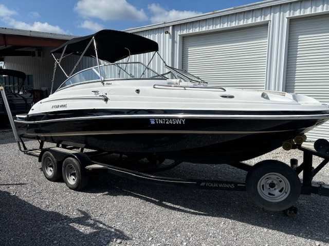 Four Winns Deck Boat
