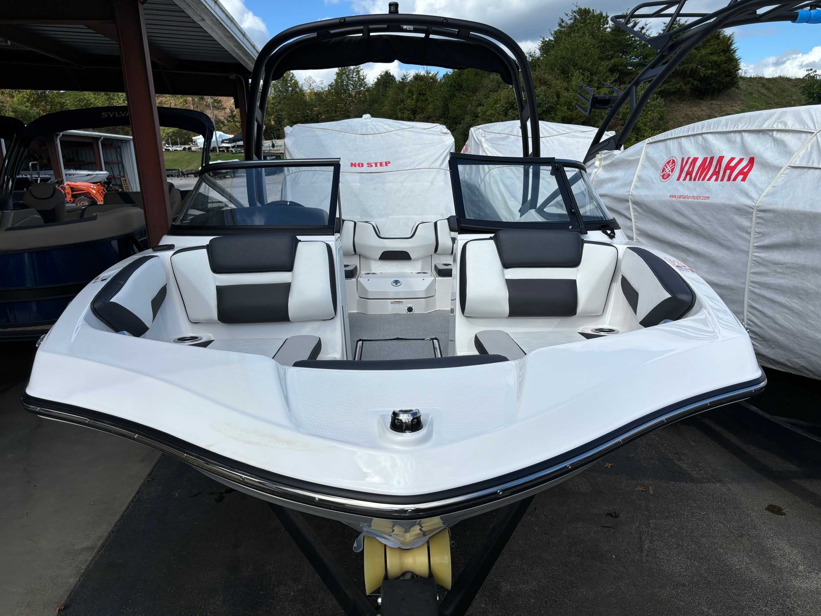 Yamaha Boats AR195
